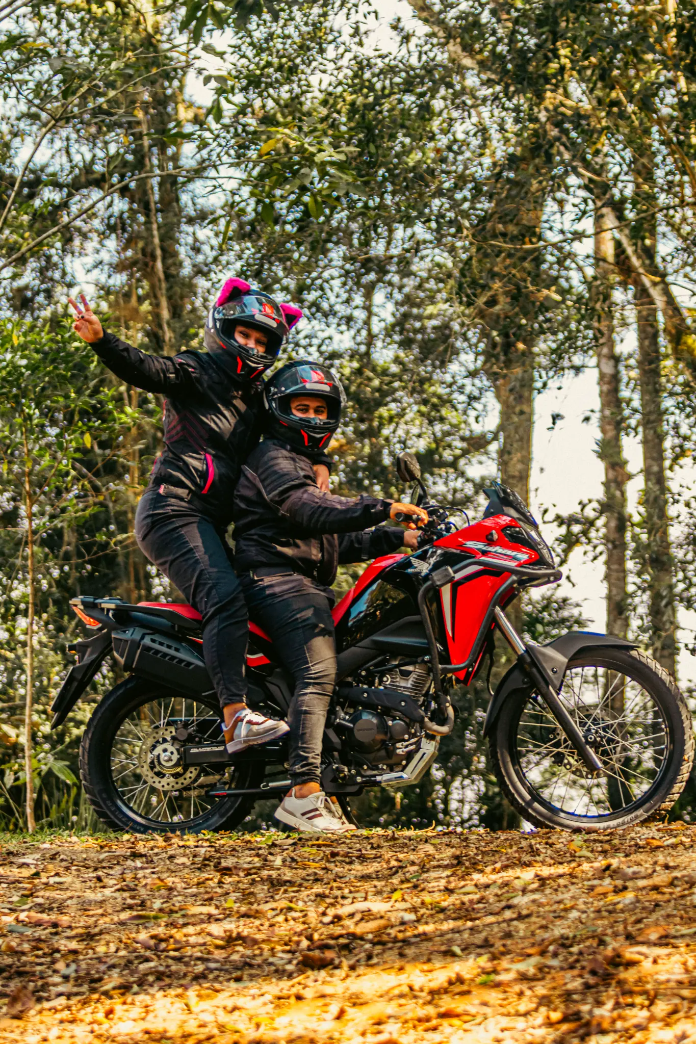 Casal da comunidade com Honda vermelha