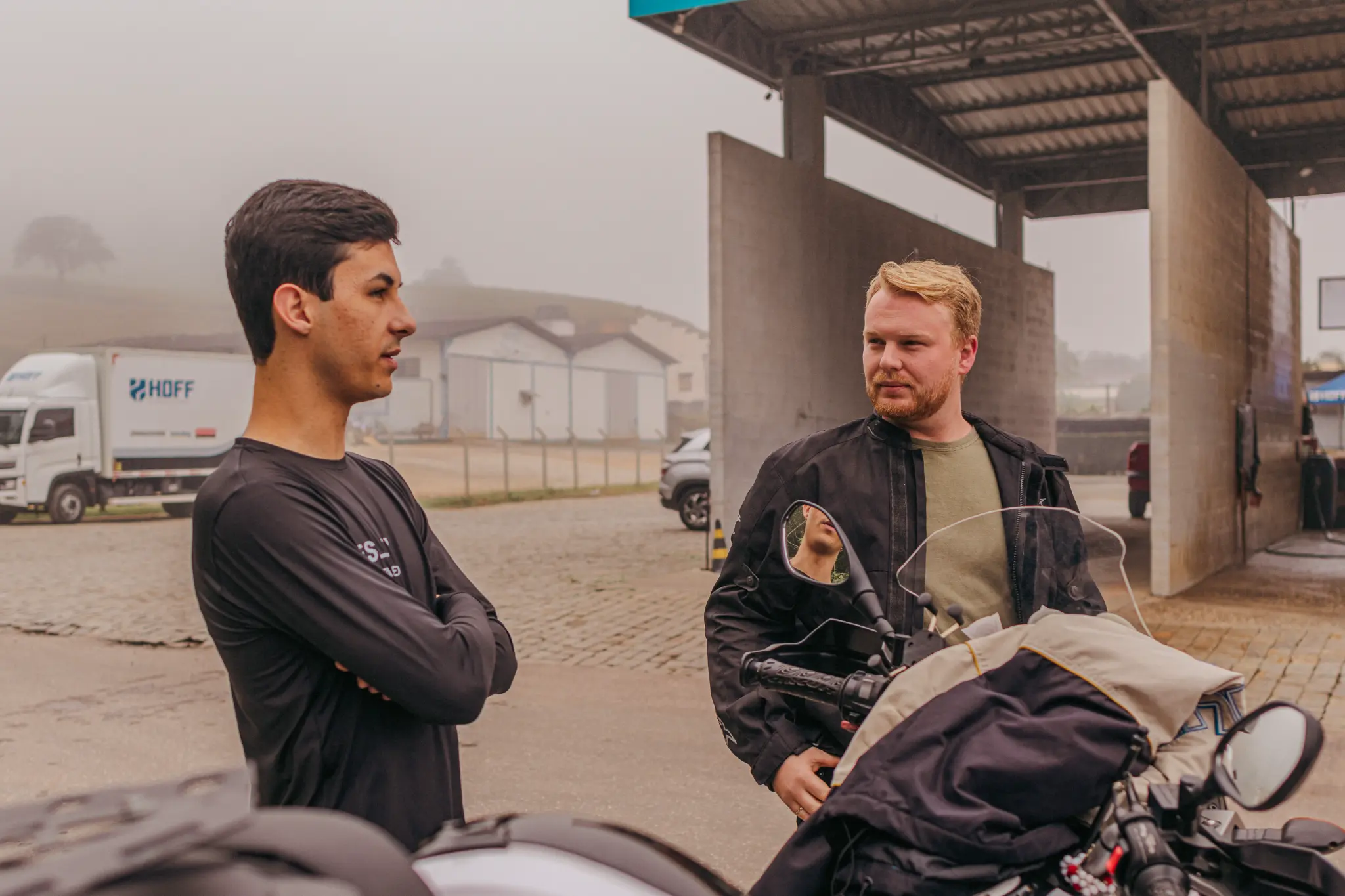 Conversa entre motociclistas