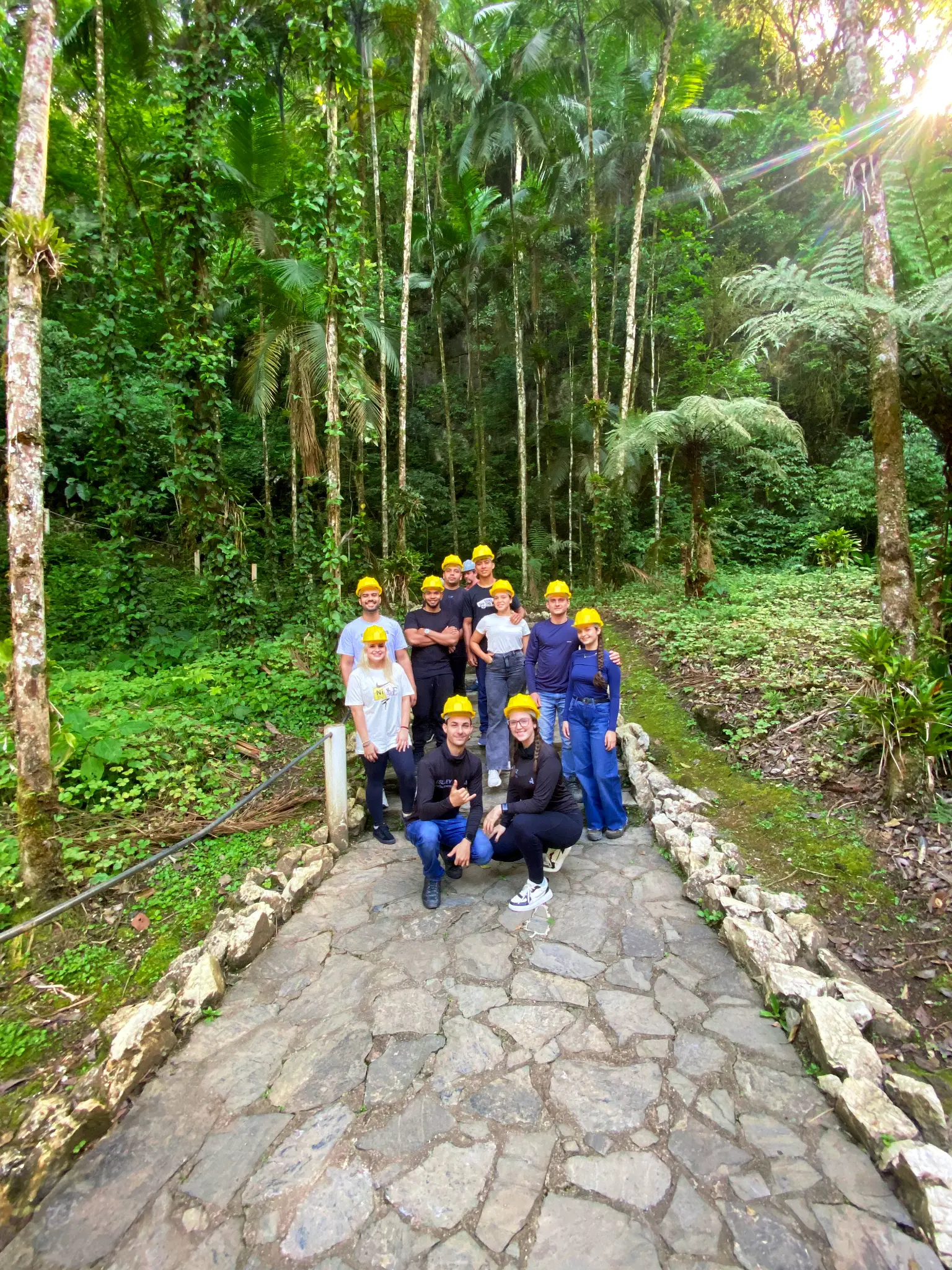 Galera na trilha com capacete