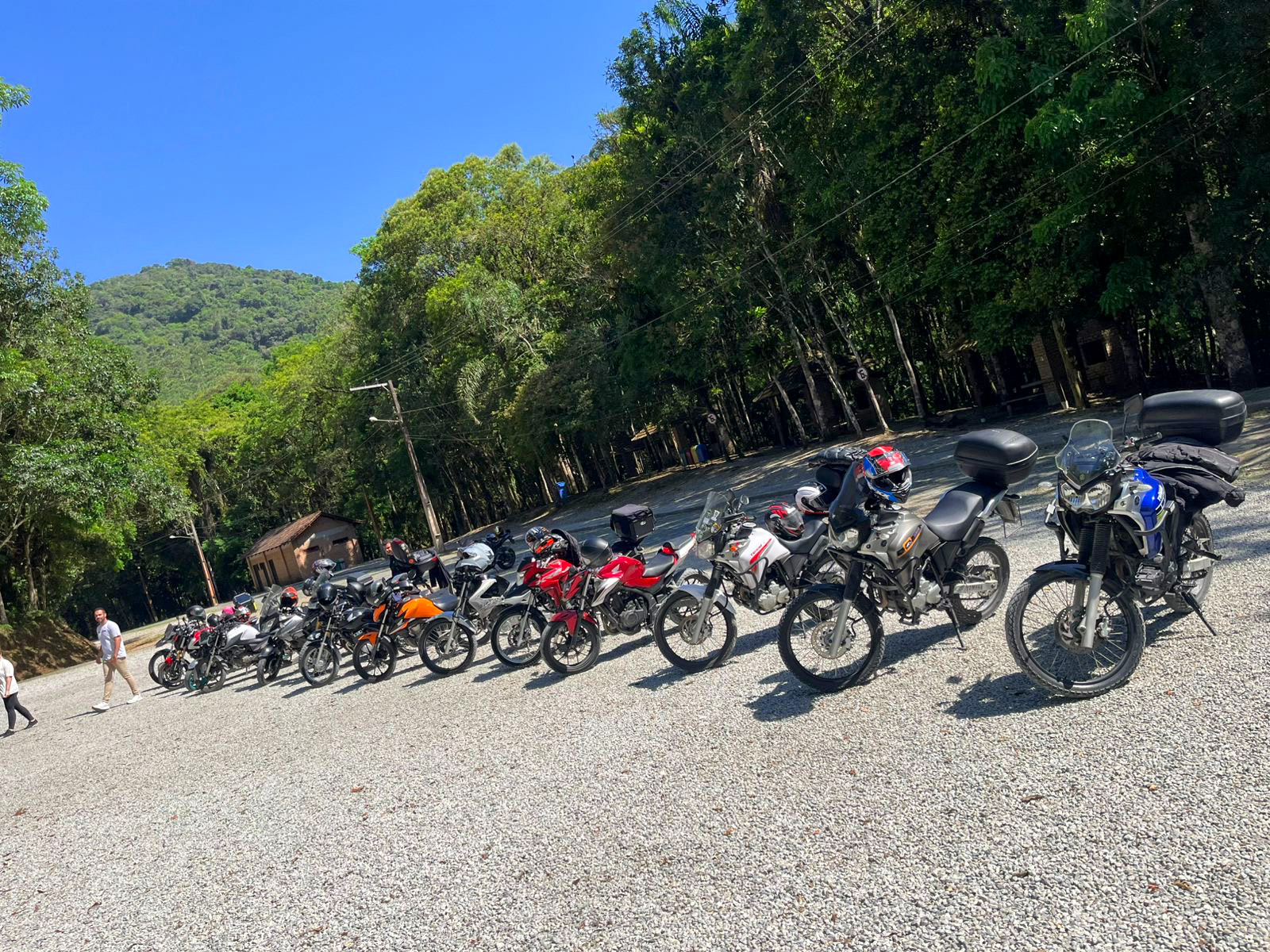 Motos enfileiradas no estacionamento