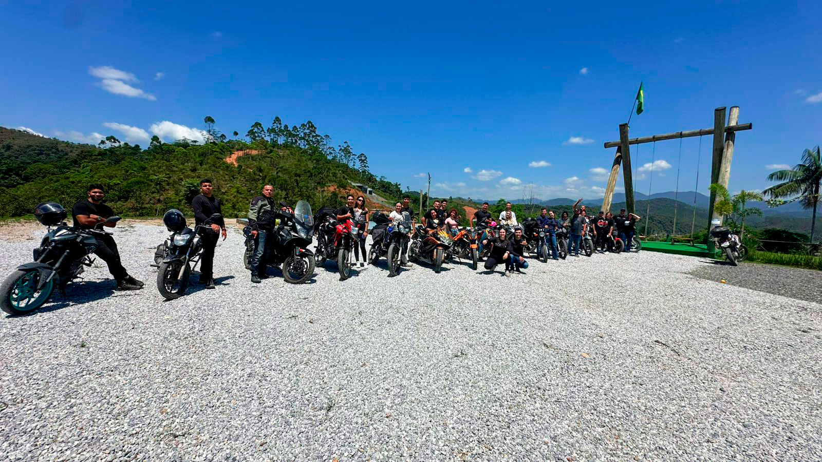 Grupo posando junto às motos